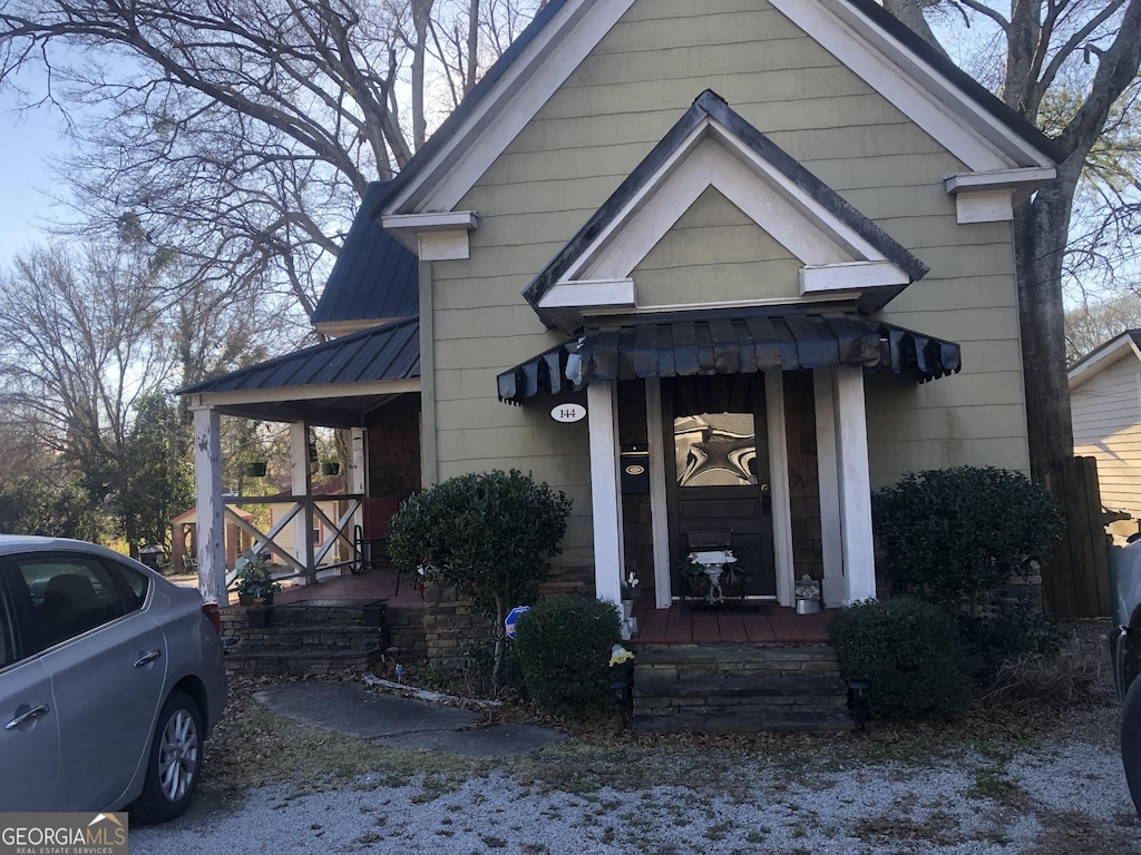 view of front of property with covered porch