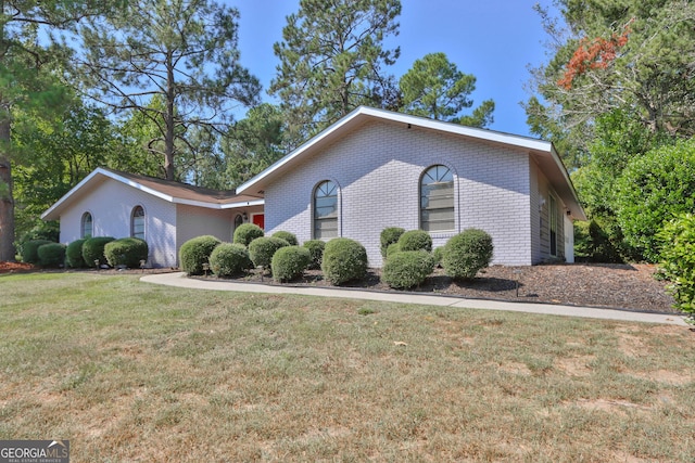 view of front facade featuring a front yard