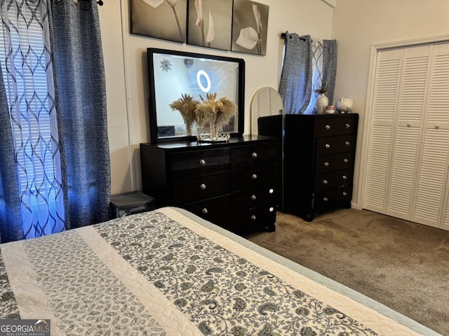 bedroom featuring carpet flooring and a closet