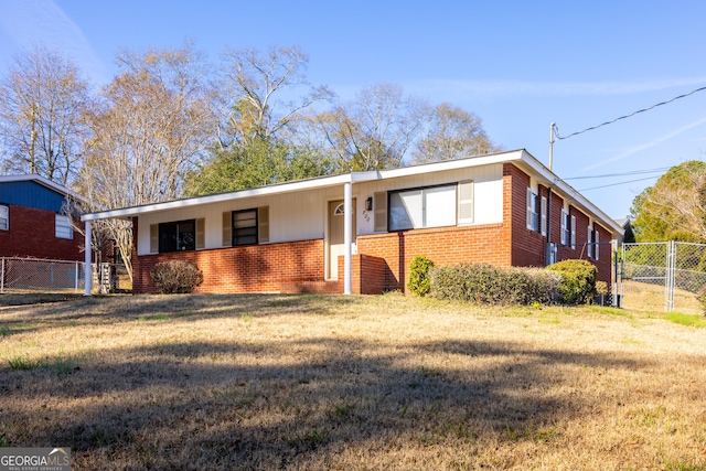 single story home with a front lawn