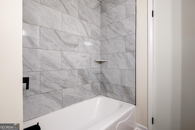 bathroom featuring tiled shower / bath