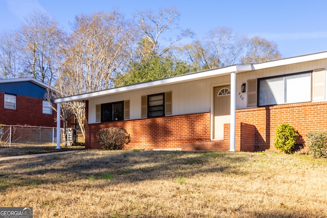 ranch-style home with a front yard