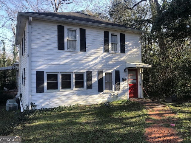 view of front of home featuring a front lawn