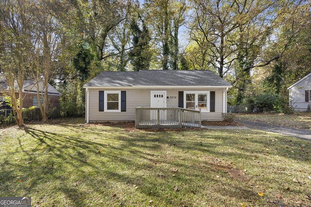 single story home featuring a front yard