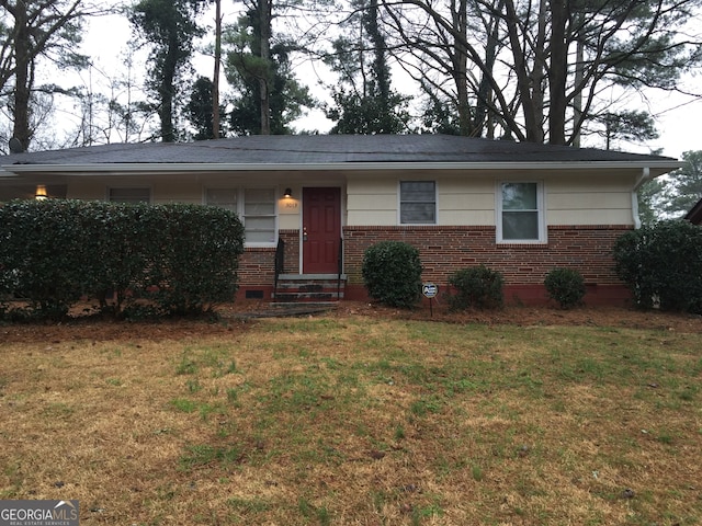 single story home with a front lawn