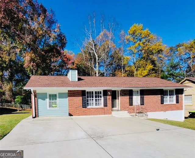 ranch-style house featuring a front yard