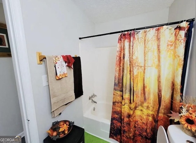 bathroom featuring a textured ceiling, toilet, and shower / tub combo with curtain