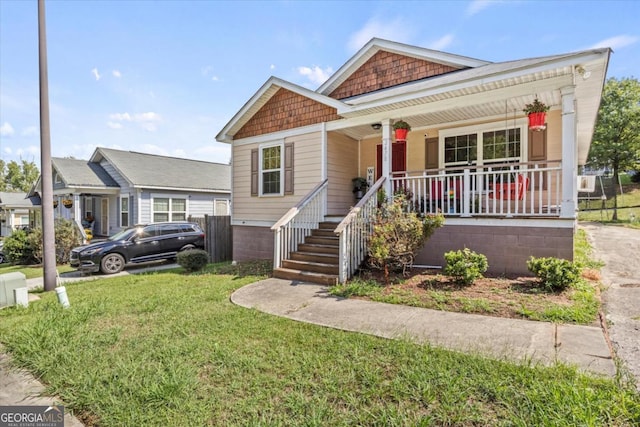 view of front facade featuring covered porch and a front lawn