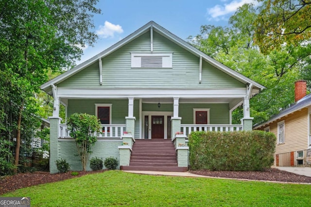 view of front facade featuring a porch and a front yard