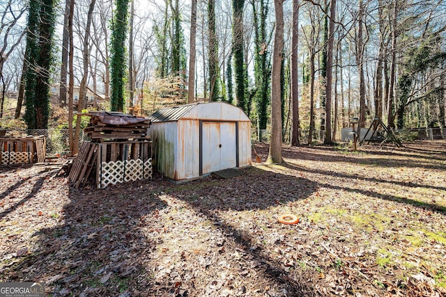 view of yard with a storage shed