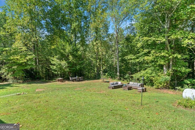 view of yard featuring outdoor lounge area