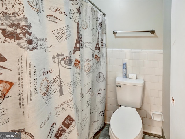 6520 Roswell Rd Unit 59, Sandy Springs, GA 30328 - full bath featuring tile walls, a wainscoted wall, and curtained shower
