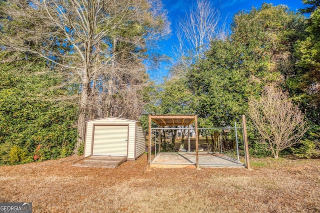 view of yard featuring a storage unit