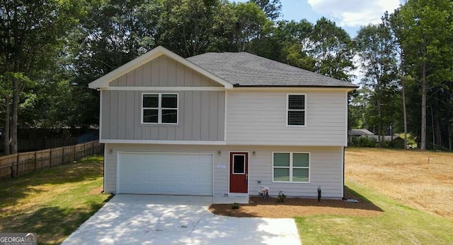 view of front of house featuring a front lawn and a garage