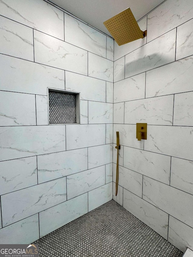 bathroom featuring tiled shower