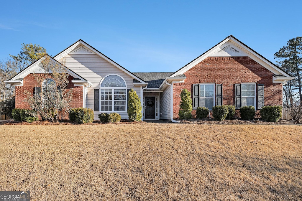 view of front of home with a front lawn