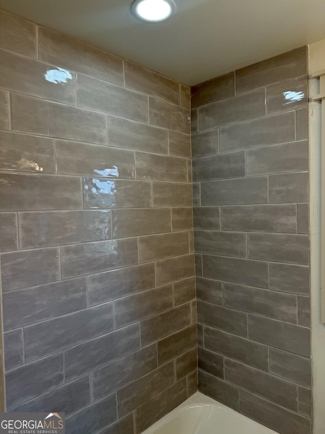 bathroom with tiled shower / bath combo