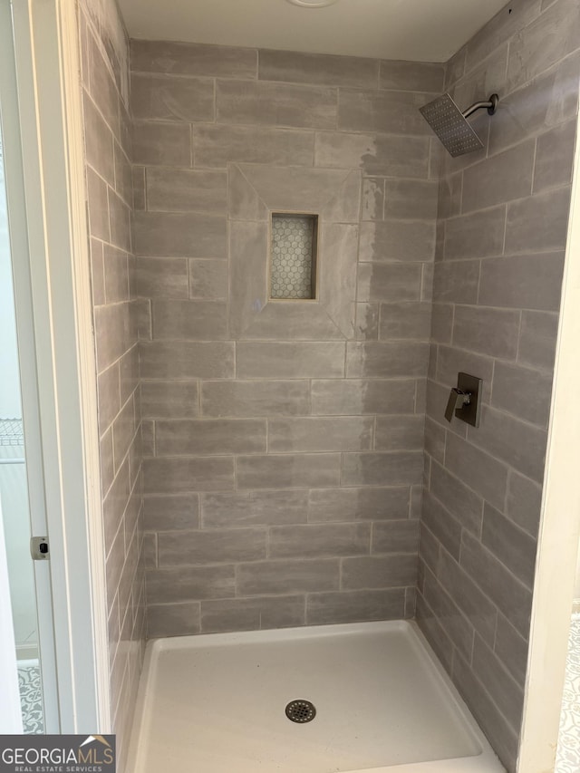 bathroom featuring tiled shower