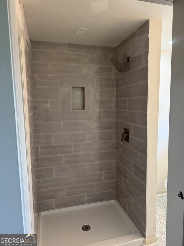 bathroom featuring tiled shower