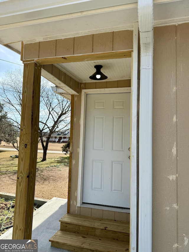 property entrance with ceiling fan