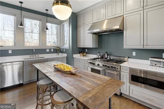 kitchen featuring gray cabinets, sink, appliances with stainless steel finishes, and dark wood-type flooring