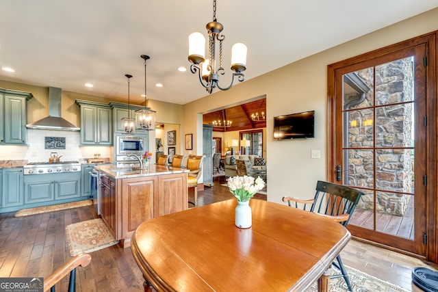 dining room featuring an inviting chandelier, dark wood-type flooring, and sink