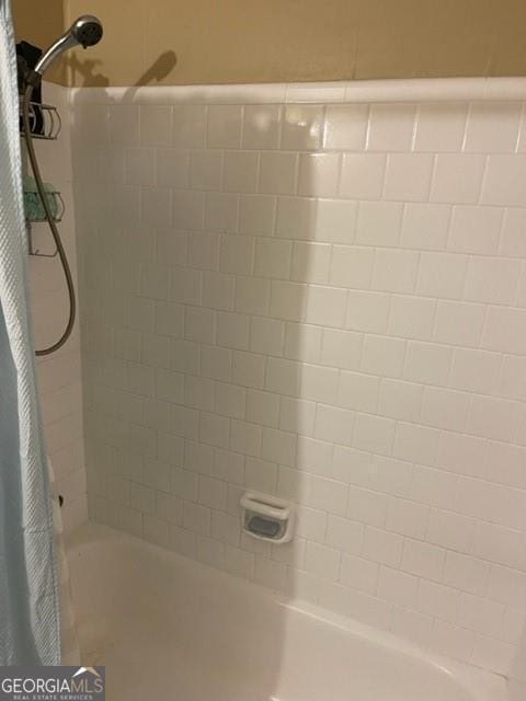 bathroom with shower / bath combo