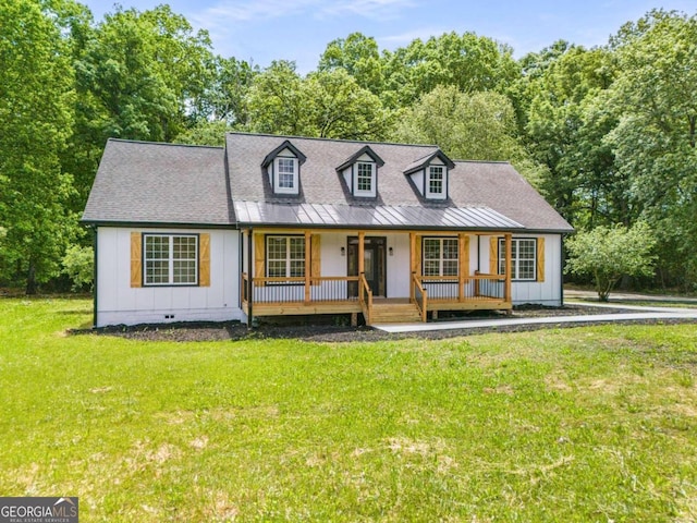 new england style home featuring a porch and a front yard