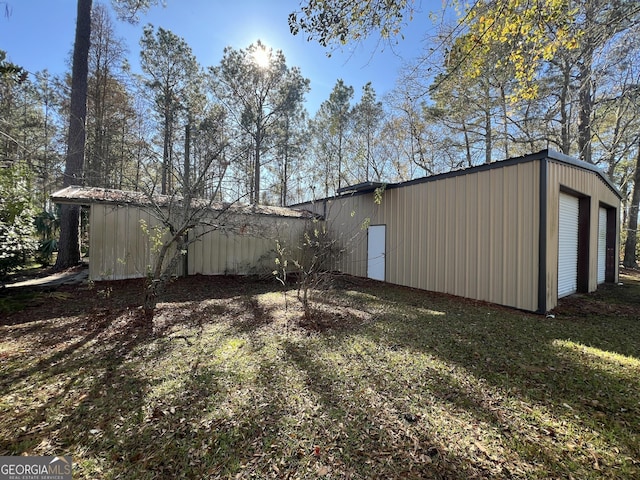 view of yard featuring an outdoor structure