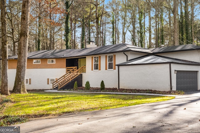 view of front facade featuring a front yard and a garage