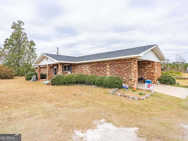 view of front facade featuring a front yard