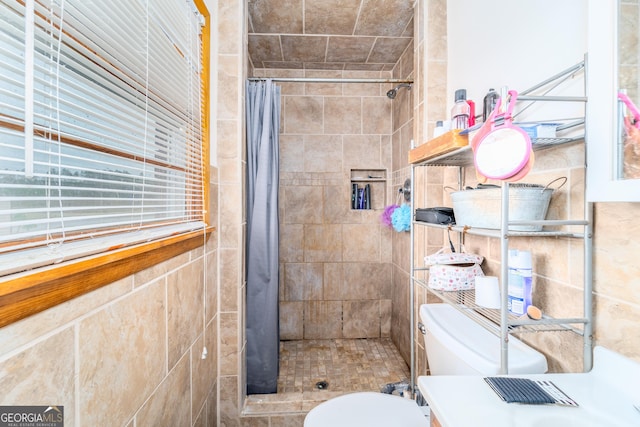 bathroom featuring a shower with shower curtain and toilet