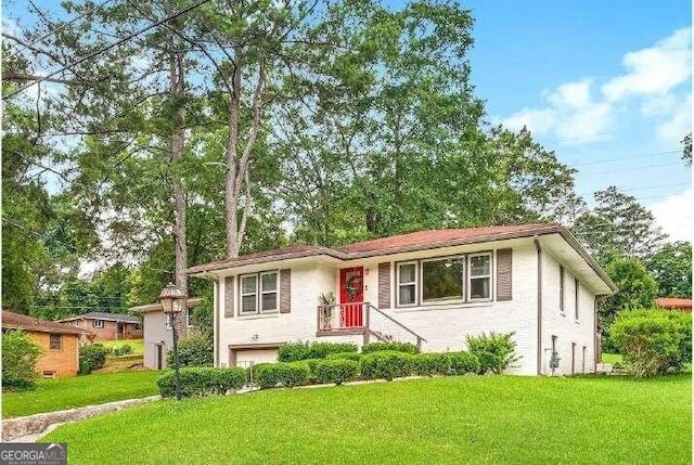 view of front of house featuring a front yard