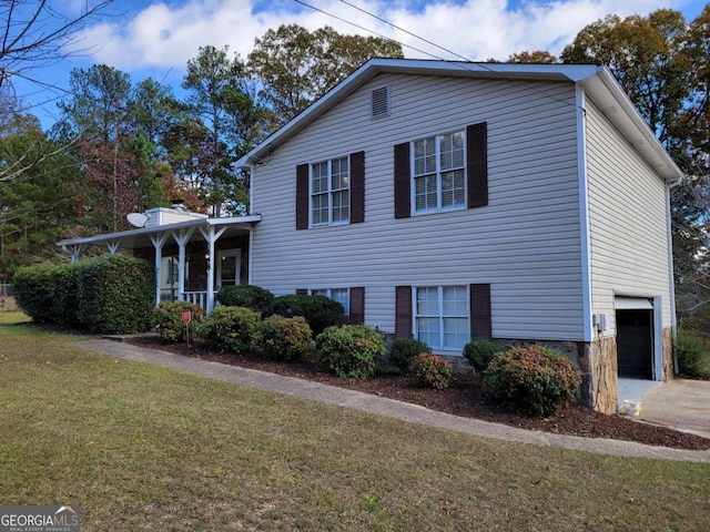 view of front facade featuring a front yard and a garage