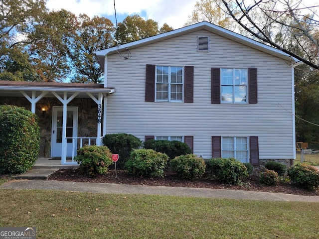 view of front of house featuring a front yard