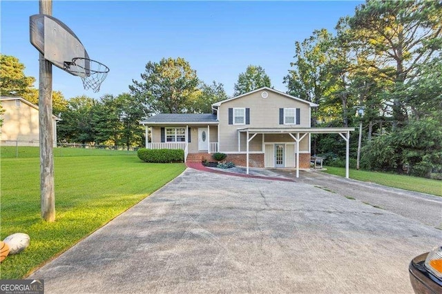 view of front of home featuring covered porch and a front lawn