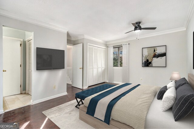 unfurnished room featuring crown molding, ceiling fan, dark hardwood / wood-style flooring, and a textured ceiling