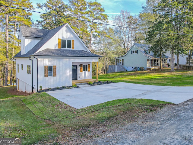 modern inspired farmhouse featuring a shingled roof and a front yard