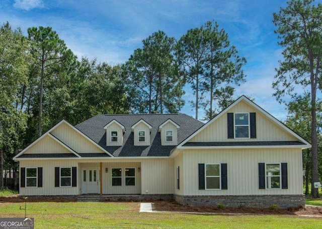 view of front of home featuring a front yard