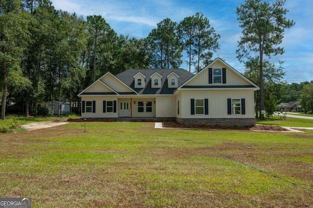 view of front of house featuring a front yard