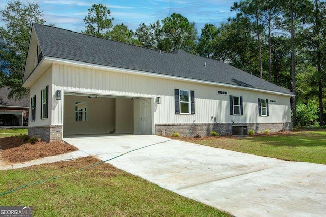 view of front facade featuring a front lawn, a carport, and cooling unit