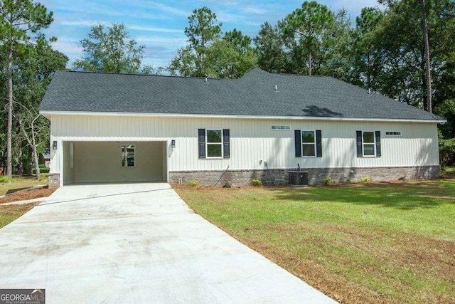 view of front of home with a carport and a front lawn