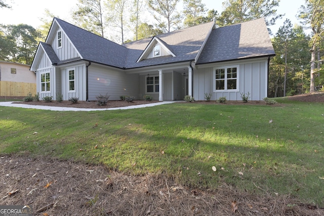 view of front facade featuring a front lawn