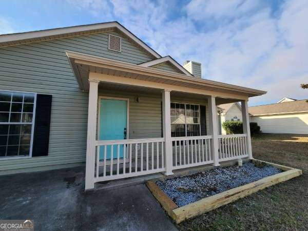 property entrance featuring covered porch