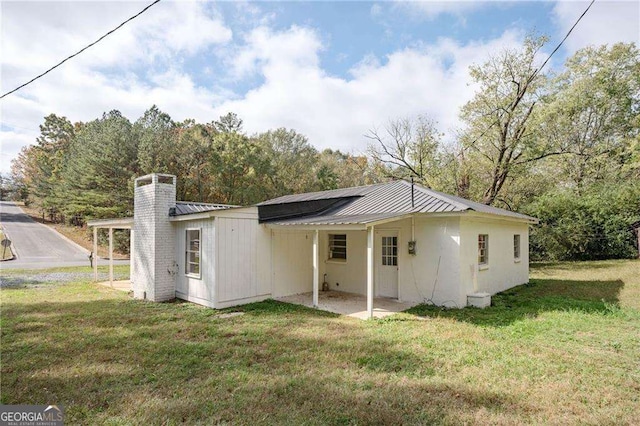 back of house featuring a lawn