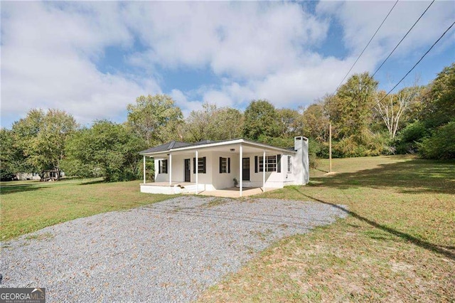 view of front of property featuring a porch and a front yard