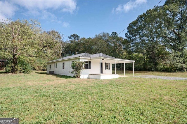 view of front of house featuring a porch, central AC, and a front lawn