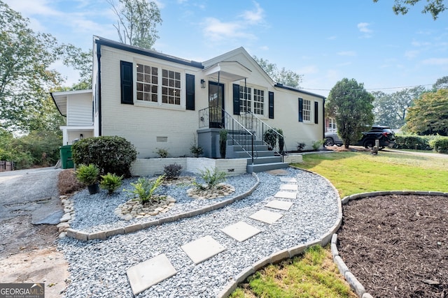 view of front of home featuring a front yard