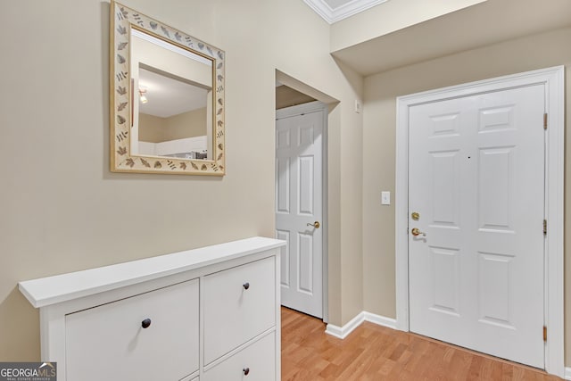 living room featuring ceiling fan, light wood-type flooring, and ornamental molding