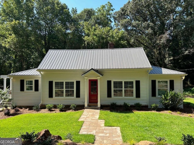 view of front of home featuring a front lawn